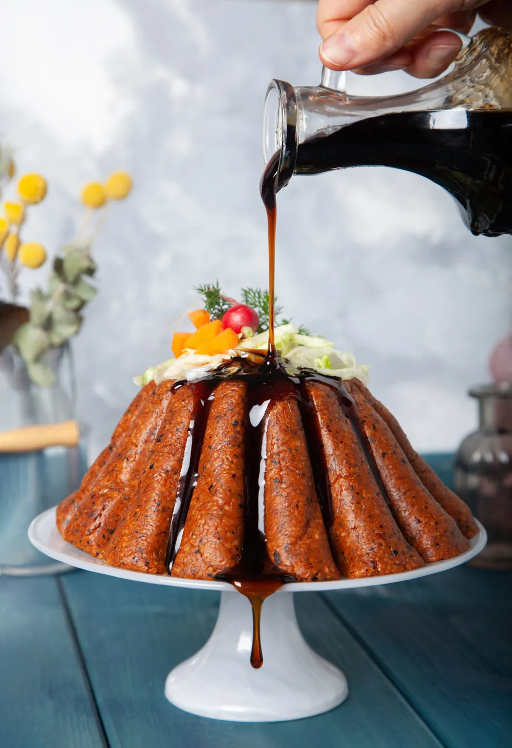 Proje: Ziyafet Çiğköfte Kek şeklinde hazırlanmış çiğ köfte üzerine nar ekşisi dökülüyor.