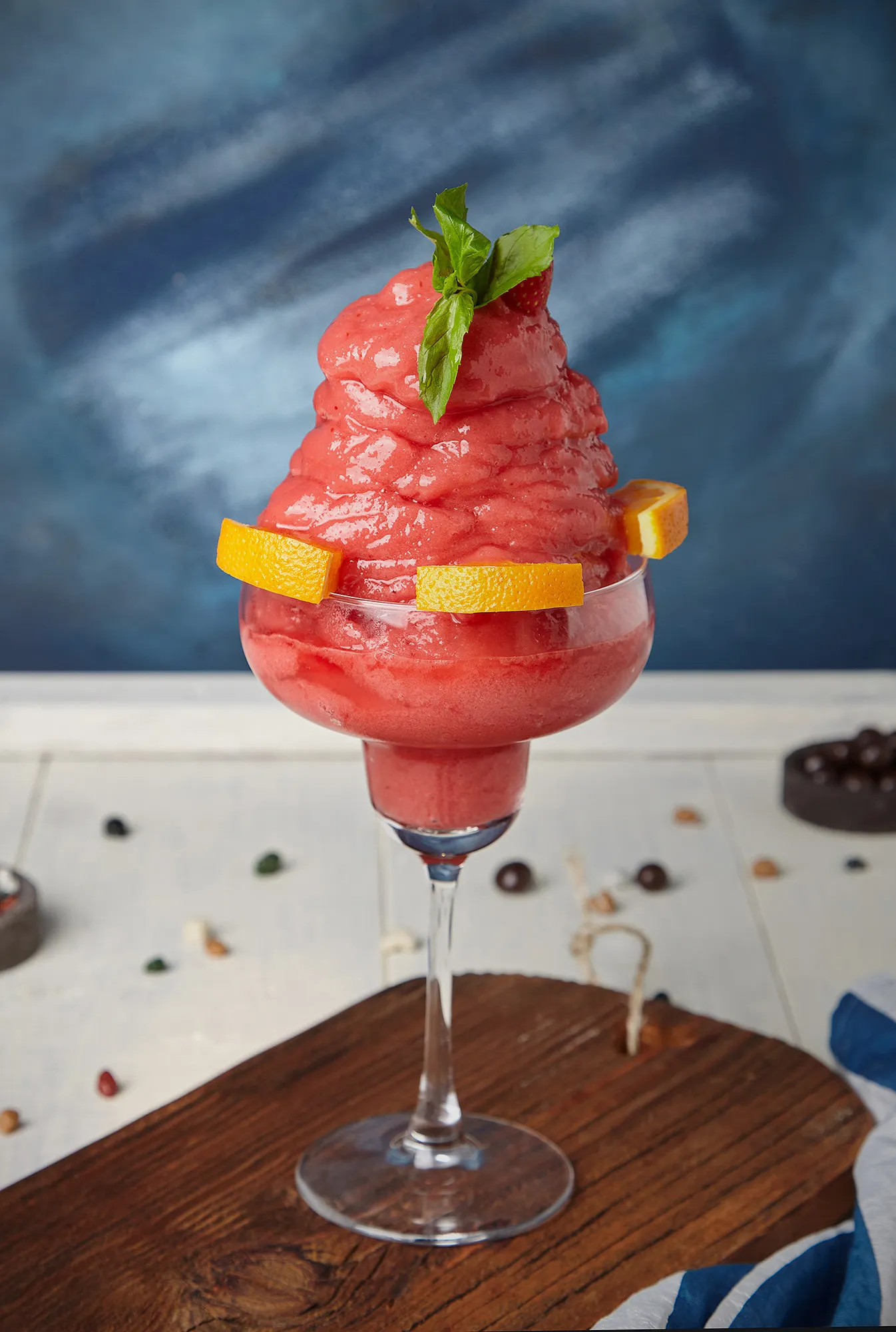 Proje: Mojo Cafe - Ajans: Edith Uzun bardakta çilekli frozen ve üzerinde çilekler.