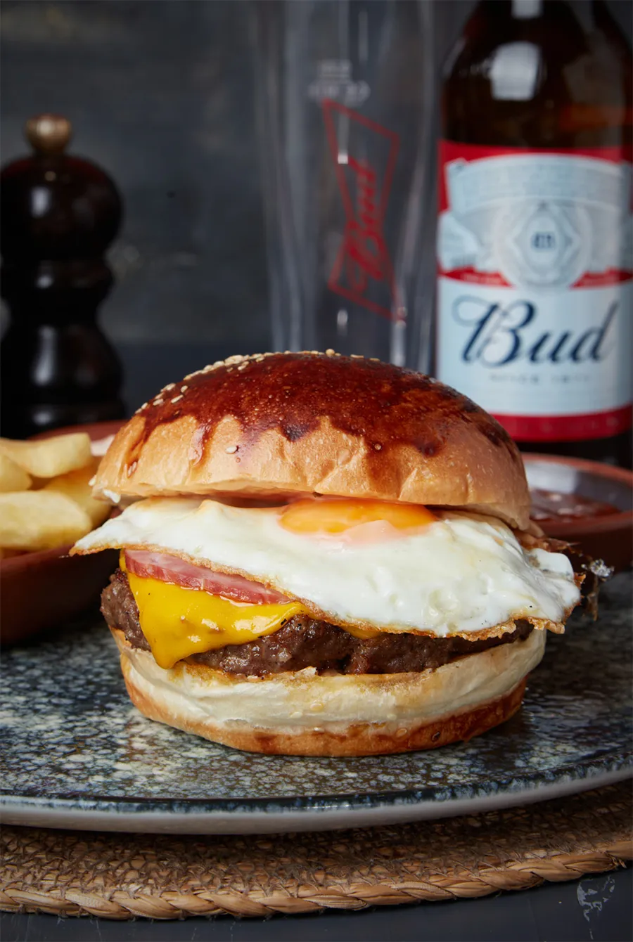 Proje: Nox Karaköy Yakından görünen burger, arka planda bardak ve bira.