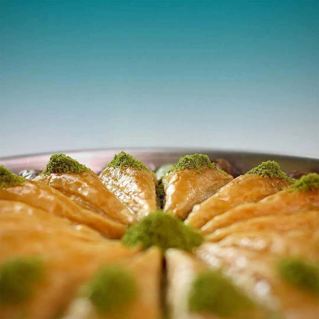 Proje: Karaköy Güllüoğlu Tepsi içerisinde havuç dilim baklavalar.