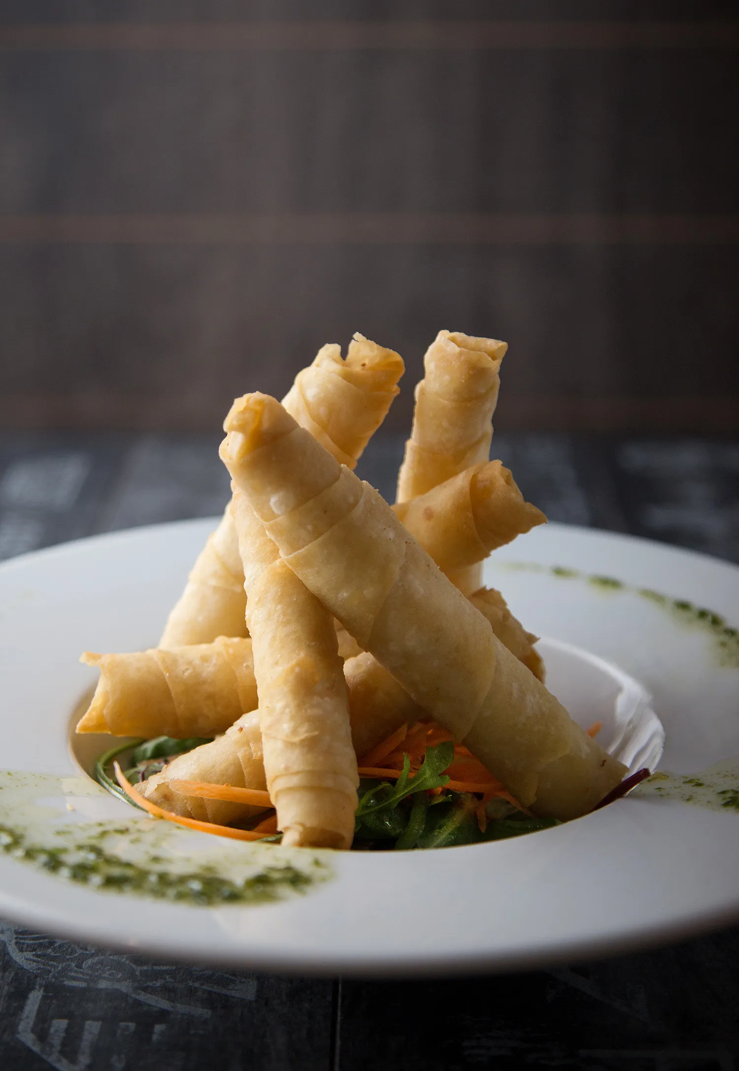 Proje: The Chef Cafe Tabak içerisinde birbirinin üzerine yaslanarak dik duran kalem börekler.