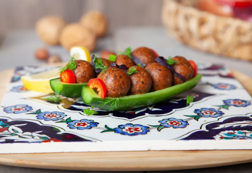 Proje: Ziyafet Çiğköfte Kano şeklinde oyulmuş salatalık içinde çiğ köfte topları.