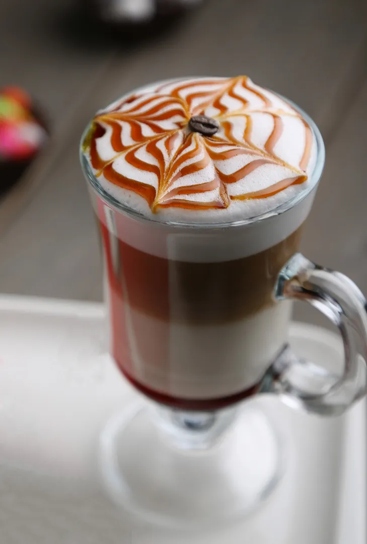 Proje: Tatlı 7 Cafe Uzun kulplu bardakta latte kahve üzeri karamel ile süslenmiş.