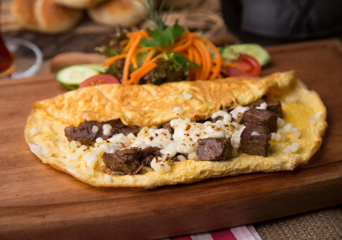 Proje: Cade del Borgo Omlet üzerinde kavurma parçaları ve eritilmiş kaşar peyniri.