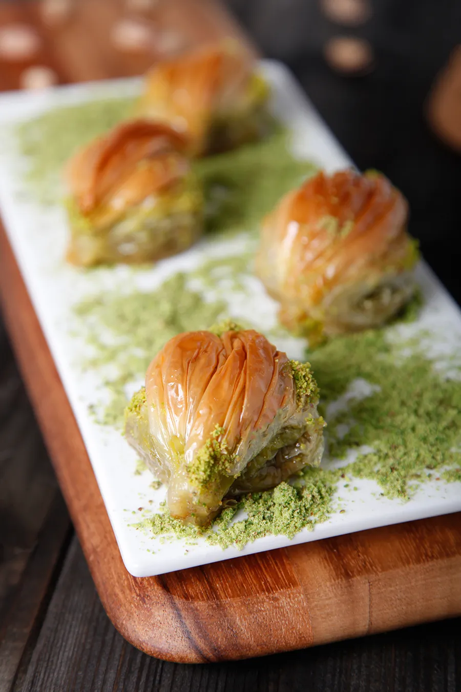 Proje: Baklava Center Midye şeklinde hazırlanmış baklavalar dikdörtgen tabak içinde.