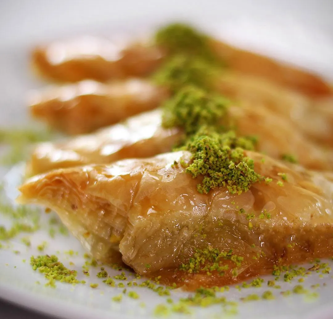 Proje: Karaköy Güllüoğlu Şöbiyet dilimleri arka arkaya sıralı en öndeki daha belirgin üzerinde toz fıstık.