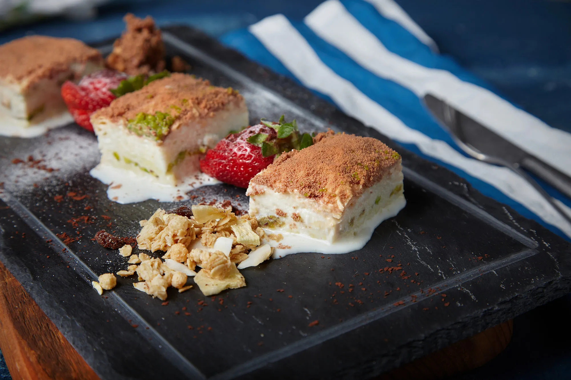 Proje: Beethoven Cafe Kare şeklinde kesilmiş soğuk baklavalar granit tabakta sunuluyor.