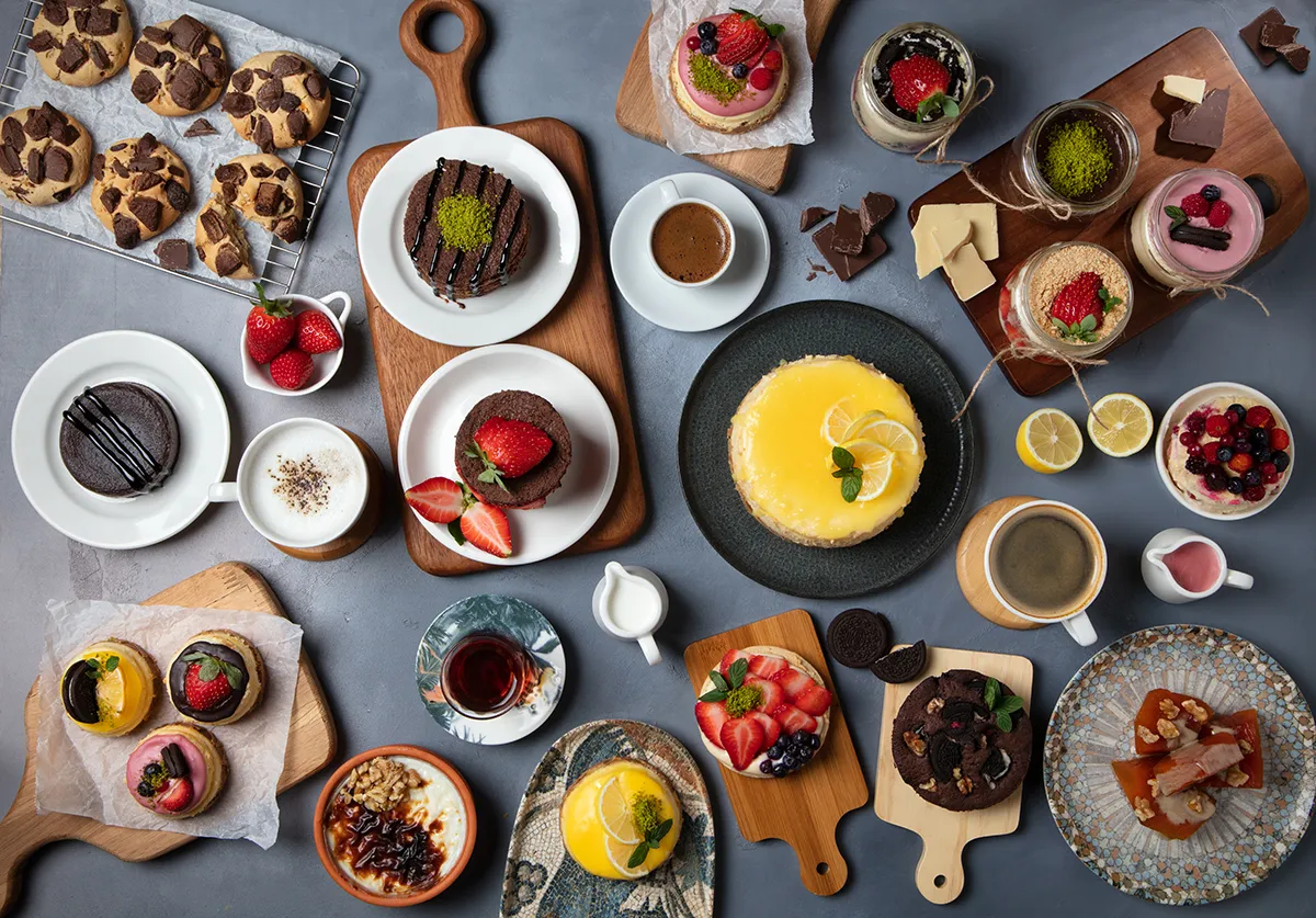 Proje: Frigg Üstten görünüş tabaklar içinde pek çok tatlının olduğu fotoğraf.